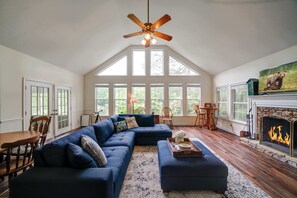 Casa, varias camas, patio, vista a la montaña (Lakeside Country Cottage) | Área de sala de estar | Televisión de pantalla plana de 42 pulgadas con canales digitales