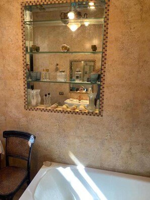 Bidet, asciugamani, sapone, shampoo