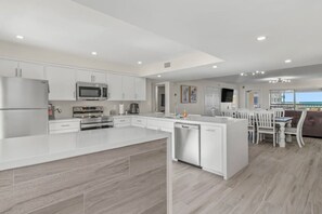 Jääkaappi, mikroaaltouuni, astianpesukone, leivänpaahdin