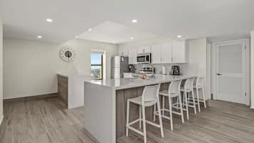 Jääkaappi, mikroaaltouuni, astianpesukone, leivänpaahdin