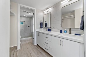 Bathroom - Saida beachfront Oceanview Charm (South Padre Island)
