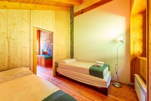 Huis, terras, uitzicht op tuin | 2 slaapkamers, een strijkplank/strijkijzer, gratis wifi, beddengoed