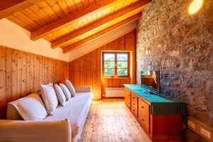 Huis, patio, uitzicht op tuin | Woonruimte | Een 35-inch televisie met digitale zenders