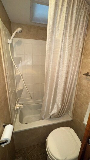 Jabón y papel de baño 