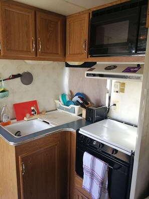 冷蔵庫、電子レンジ、オーブン、コンロ