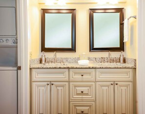 Appart'hôtel, plusieurs lits, balcon, vue jardin (Lakeside Living at Abbey Springs) | Salle de bain | Ensemble douche/baignoire, serviettes fournies