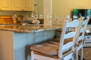 公寓客房, 多張床, 陽台, 花園景觀 (Lakeside Living at Abbey Springs) | 私人廚房 | 咖啡機/沖茶器