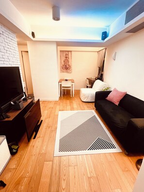 Smart-tv, een stereo, een computerscherm en een printer