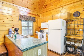 Fridge, microwave, stovetop, dishwasher - Community Pool! Sevierville Stay w/ Billiards (Sevierville)