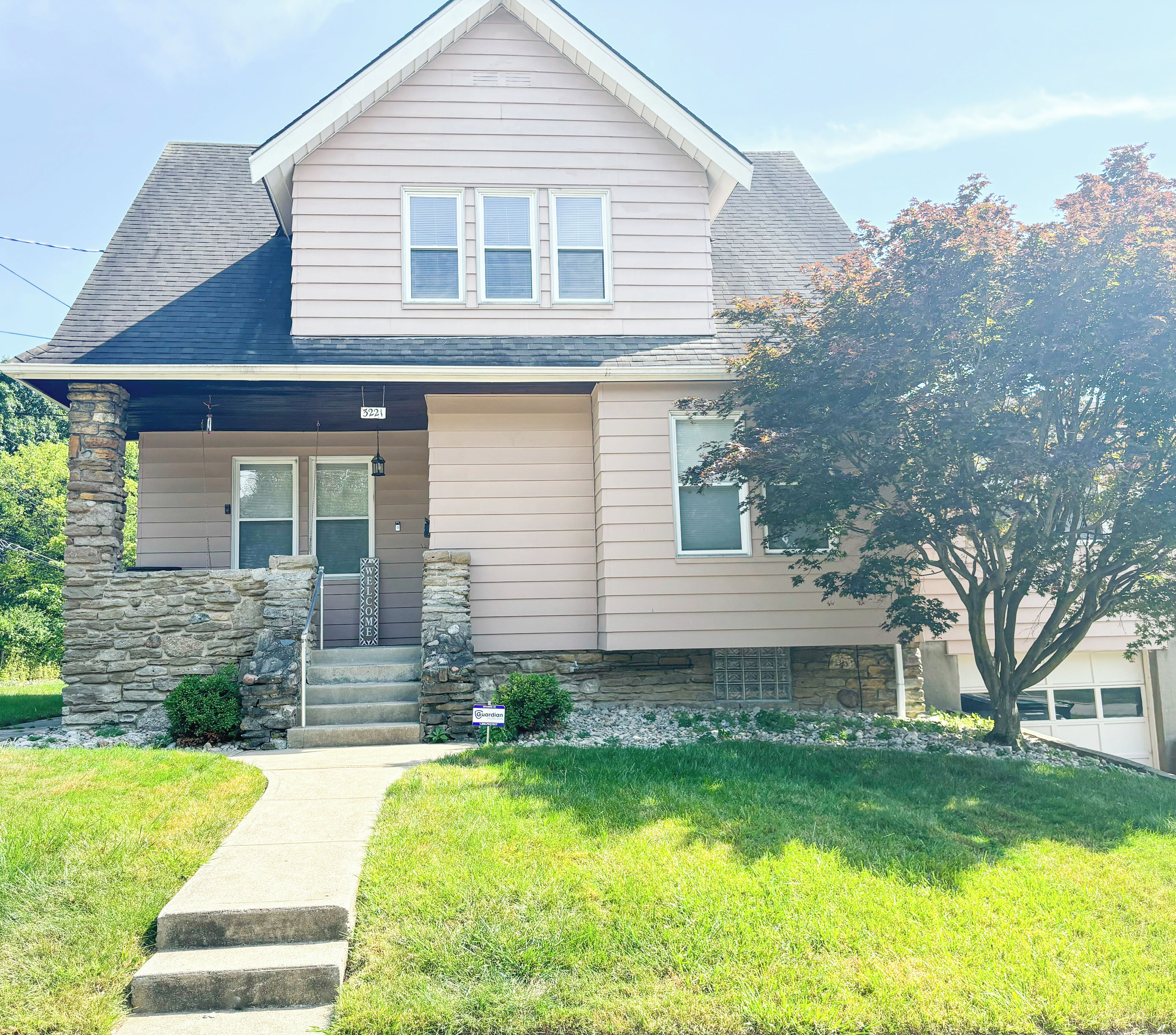 Cozy 1-bedroom apartment with AC and WiFi. Cozy and stylish space offers comfort