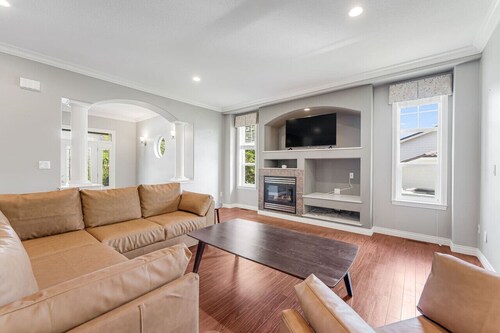 5BR Family Home Near Vancouver w/ Yard