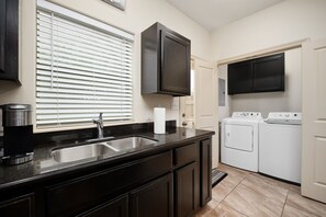 Fridge, microwave, oven, stovetop - Hummingbird apartment 7 (Pharr)