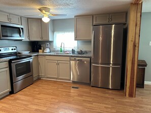 ثلاجة، ميكروويف، فرن، موقد طهي مسطح