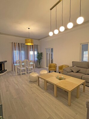 Tv, eldstad och bordsfotboll