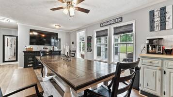 House, Multiple Beds, Patio (Lovin’ Lake Livin’) | In-room dining