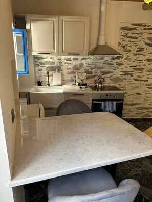 Frigorífico, horno, placa de cocina y cafetera o tetera