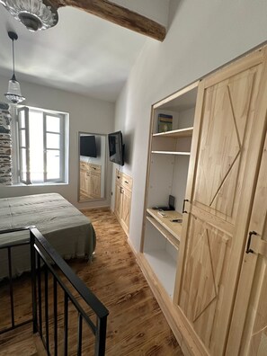 1 bedroom, WiFi, bed sheets - Plomari Geometer House: 1br with WiFi, AC  (Lesvos, Plomari)