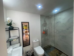 Hårføner, håndklær, såpe og toalettpapir