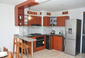 Kühlschrank, Ofen, Herdplatte, Wasserkocher mit Kaffee-/Teezubehör