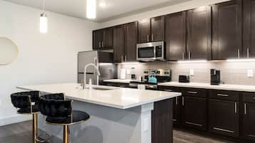 Refrigerador, microondas, horno y parrilla de estufa