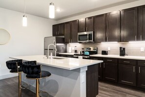 Refrigerador, microondas, horno, placa de cocina