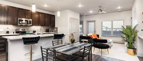 Refrigerador, microondas, horno, placa de cocina