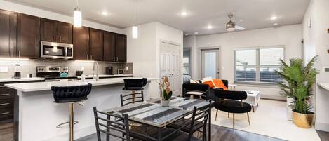 Frigorífico, microondas, horno y placa de cocina