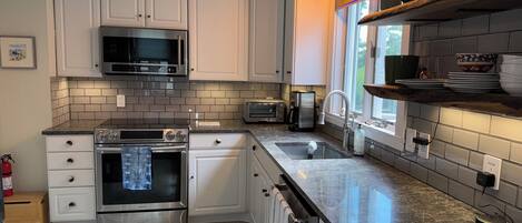 Een microgolfoven, een oven, een kookplaat, een vaatwasser