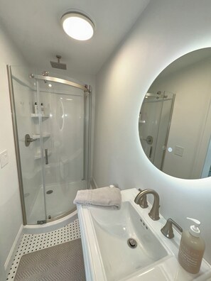 Dusche, Haartrockner, Handtücher, Seife