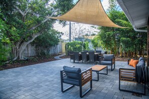 Outdoor dining - Newly renovated tropical oasis with hot tub in beautiful Indian Harbour Beach (Satellite Beach)