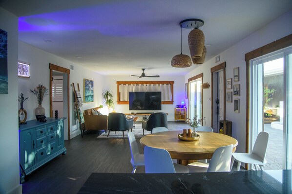 Dining - Newly renovated tropical oasis with hot tub in beautiful Indian Harbour Beach (Satellite Beach)