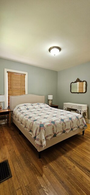 3 bedrooms, free WiFi, bed sheets - Storybook Cottage House Morehead KY 3 BR1.5 bath Downtown Hospital MSU  (Morehead)