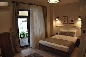 Phòng tiện nghi đơn giản | Bộ đồ giường cao cấp, nệm Select Comfort, minibar, bàn