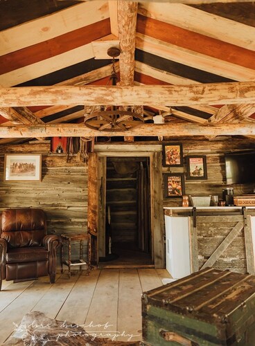 Upscale rustic cabin in Silver Lake, Oregon's outback