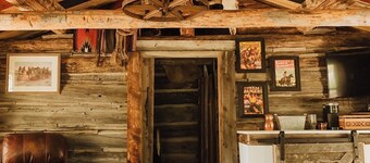Upscale rustic cabin in Silver Lake, Oregon's outback