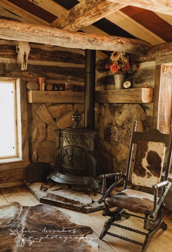 Upscale rustic cabin in Silver Lake, Oregon's outback