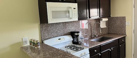 Frigorifero, microonde, forno, piano cottura
