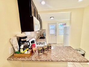 Réfrigérateur, micro-ondes, four, plaque de cuisson