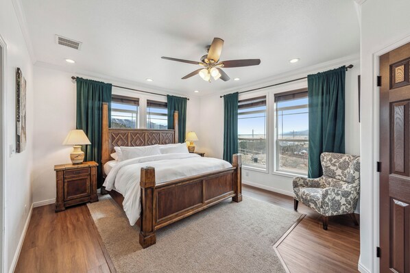 6 bedrooms, desk, iron/ironing board, travel cot