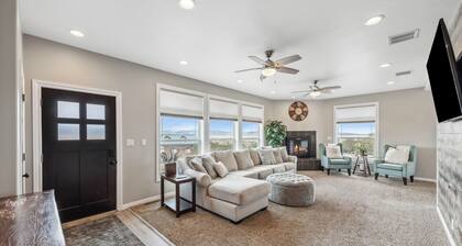 Spacious 6BD w/ Hot Tub