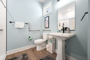 Douche, sèche-cheveux, serviettes fournies