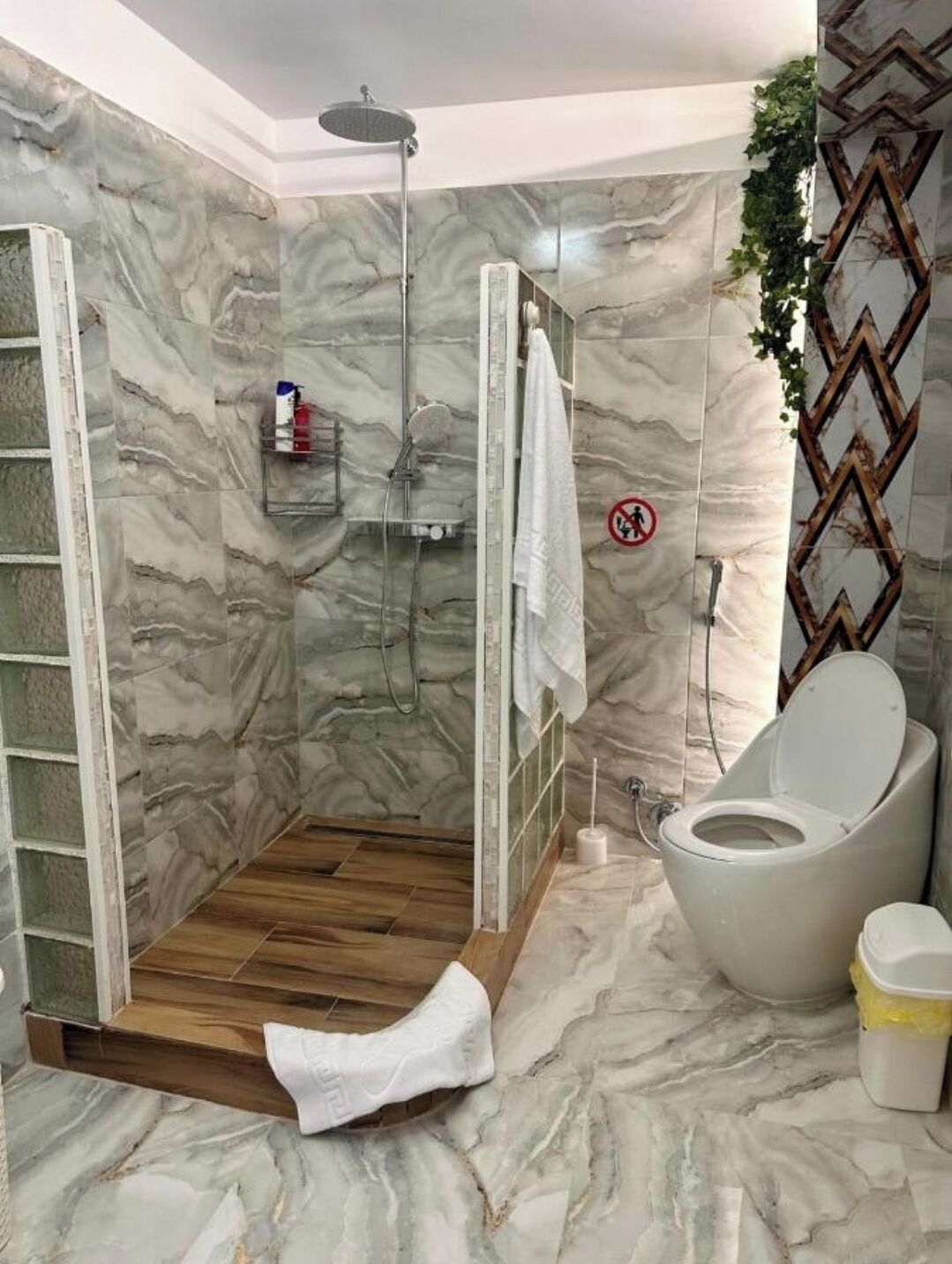 Bruser, hårtørrer, bidet, håndklæder
