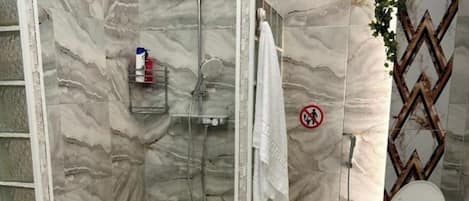 Dusche, Haartrockner, Bidet, Handtücher