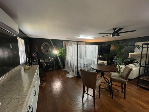 Woodsy Loft near I-10