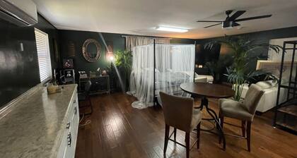 Woodsy Loft near I-10