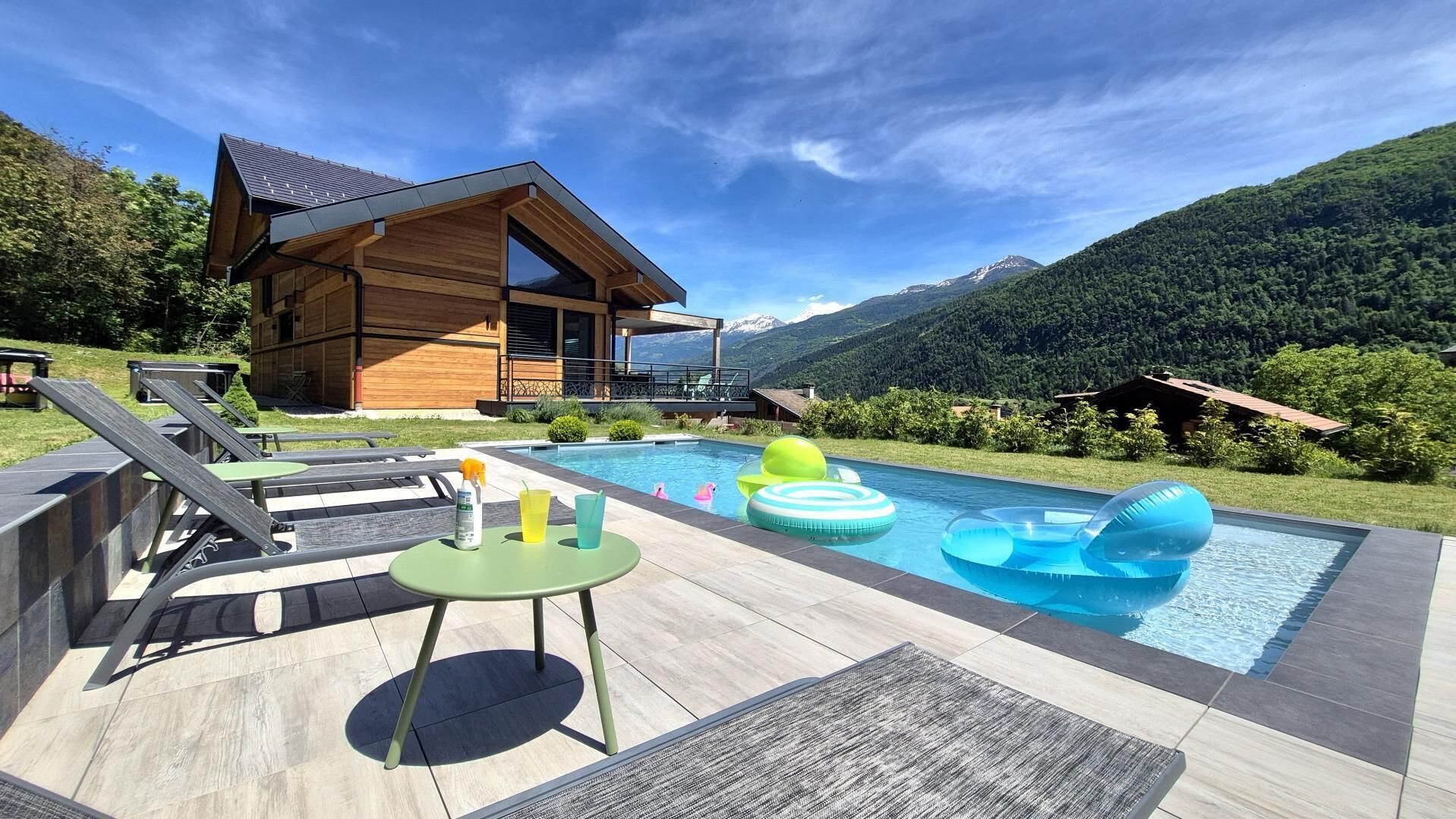 Een verwarmd zwembad