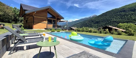 Een verwarmd zwembad