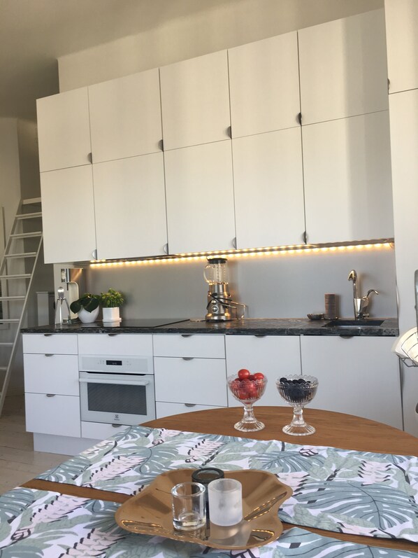 Kühlschrank, Mikrowelle, Herdplatte, Geschirrspüler