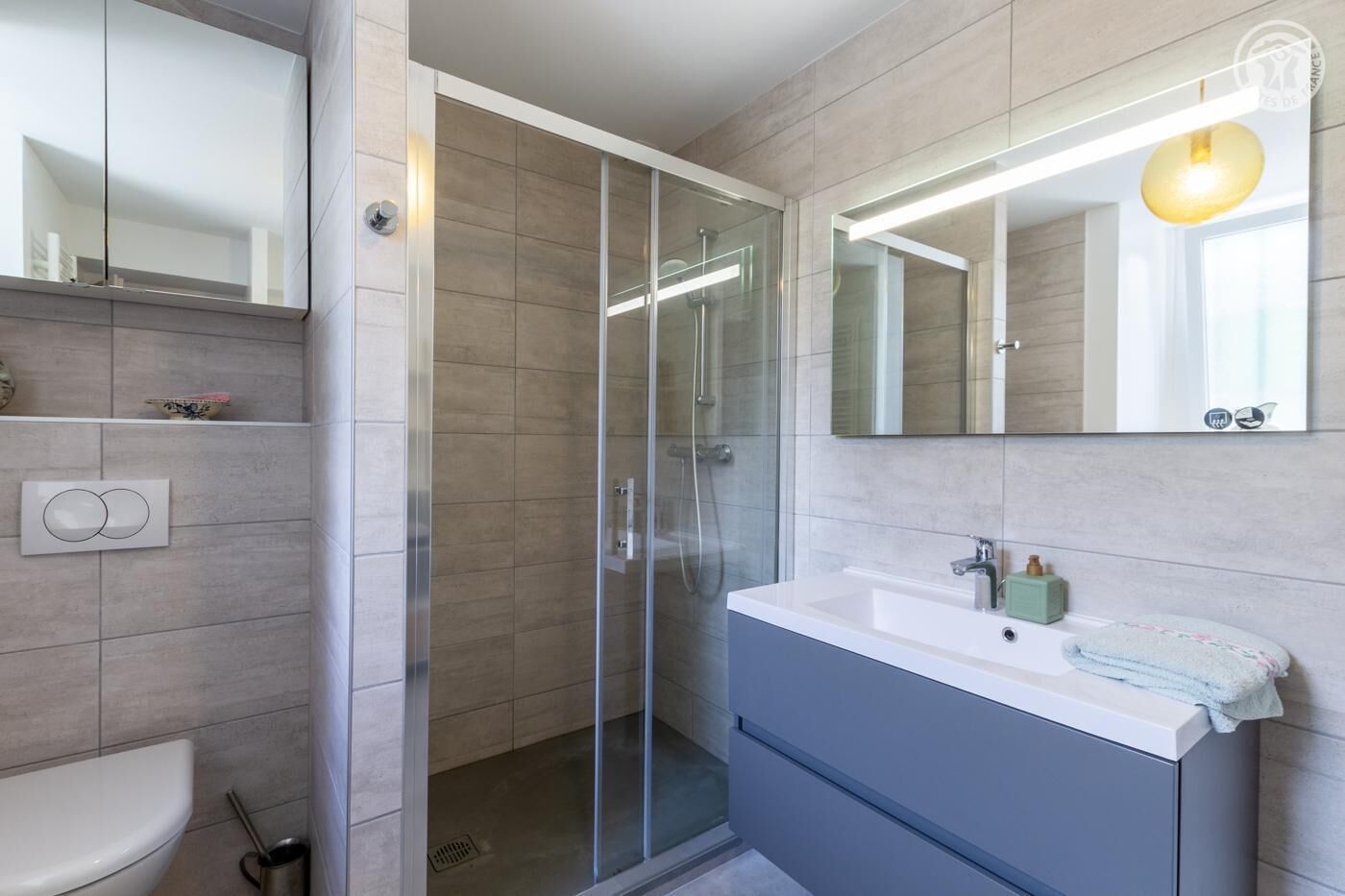 Een douche, een haardroger, handdoeken