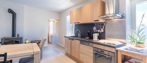 Een koelkast, een microgolfoven, een oven, een kookplaat